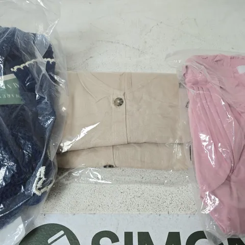 APPROX 20 ASSORTED ITEMS OF CLOTHING IN VARIOUS SIZES TO INCLUDE TOPS, JUMPERS, DRESSES, ETC