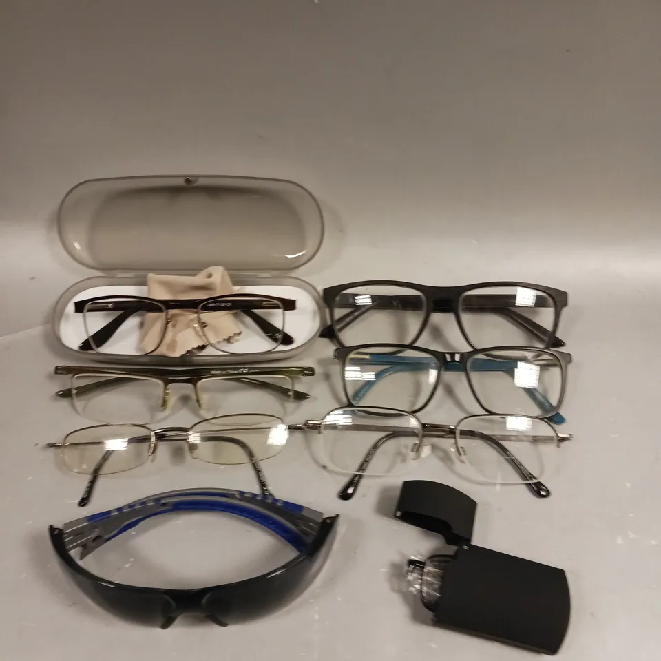 APPROXIMATELY 30 ASSORTED LOOSE READING/SUNGLASSES IN VARIOUS DESIGNS 