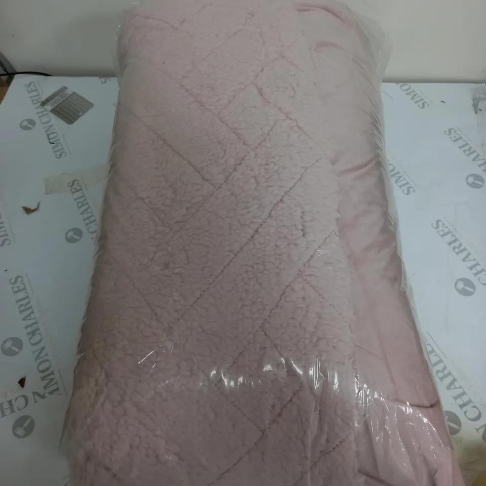 COSY FAUX FUR ZIG ZAG DUVET SET - KING - BLUSH RRP £65