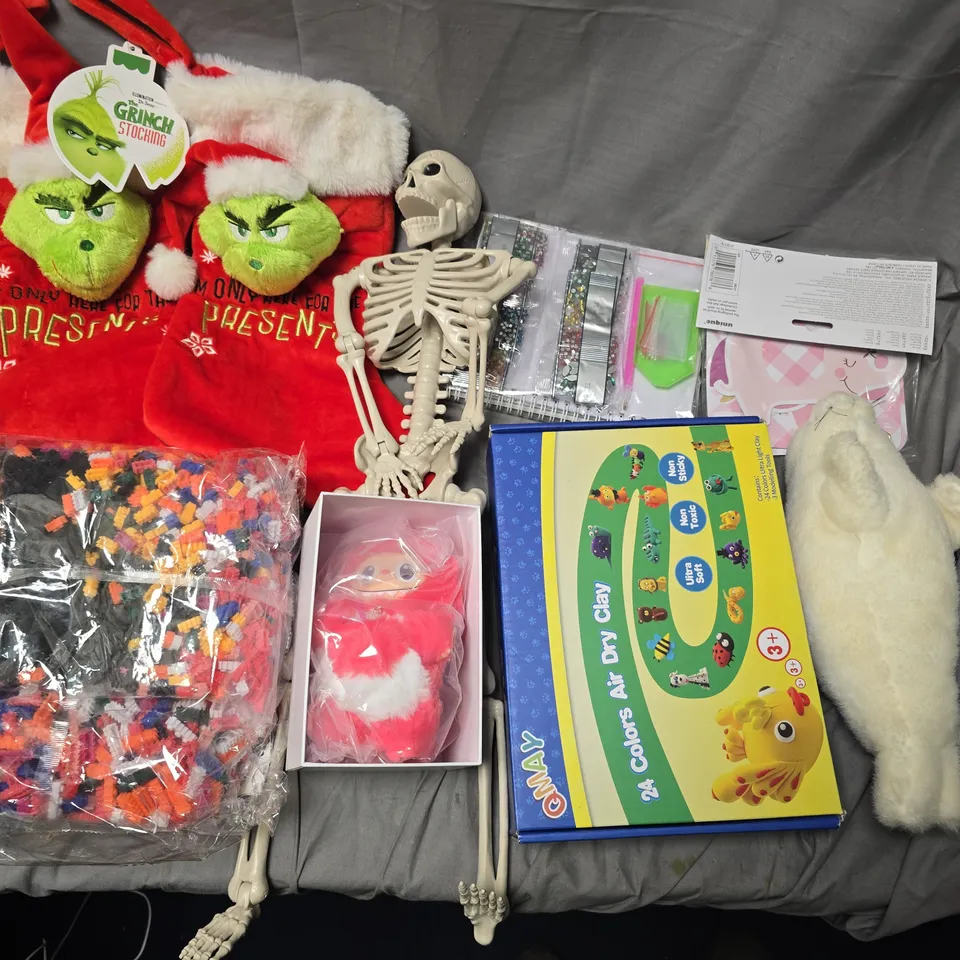 ASSORTED CHILDREN'S TOY & CRAFT BUNDLE: GRINCH CHRISTMAS STOCKINGS, SKELETON PROP, AND 24-COLOUR AIR-DRY CLAY KIT