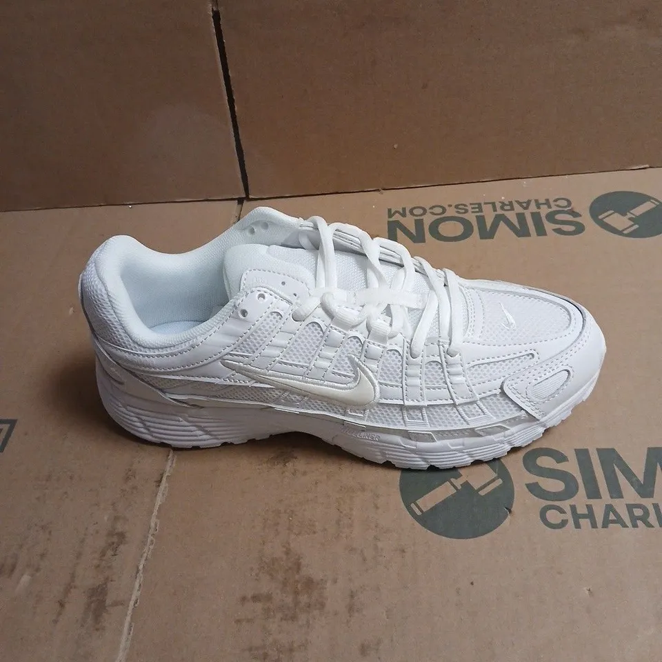 NIKE WHITE SNEAKERS WITH MESH UPPER AND SWOOSH BOXED SIZE 7.5