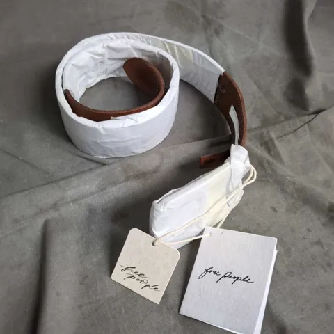FREE PEOPLE BELT – WHITE PADDED EXTERIOR WITH BROWN LEATHER INTERIOR 