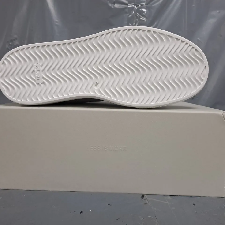 BOXED PAIR OF ARNE SHOES IN WHITE/SAGE SIZE UK 10.5