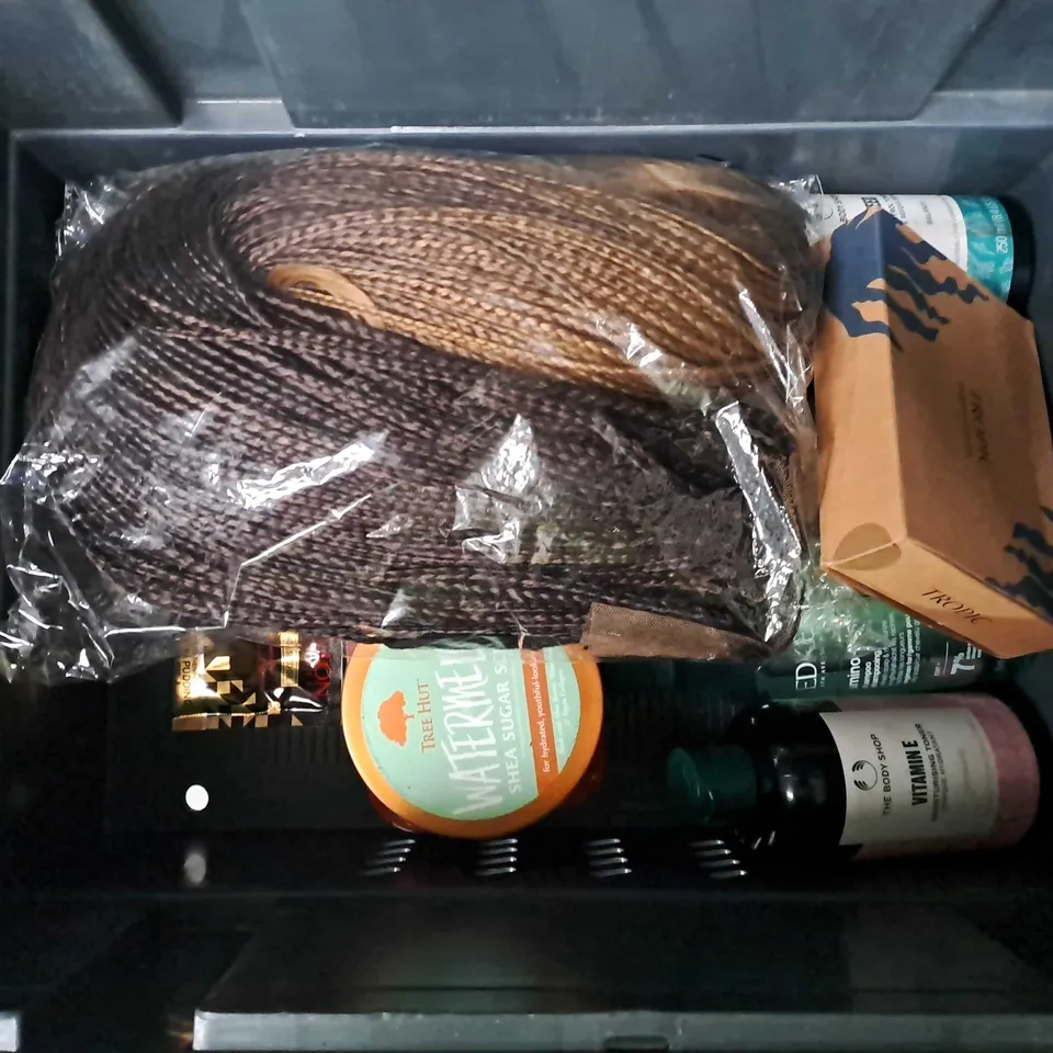 APPROXIMATELY 20 ASSORTED COSMETIC PRODUCTS TO INCLUDE THE BODY SHOP HAIR & SCALP SCRUB, TROPIC SUN LOTION AND NIVEA NANOGEN SHAMPOO