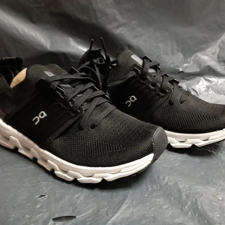 PAIR OF ON CLOUDSTRATUS TRAINERS IN BLACK SIZE UK 5