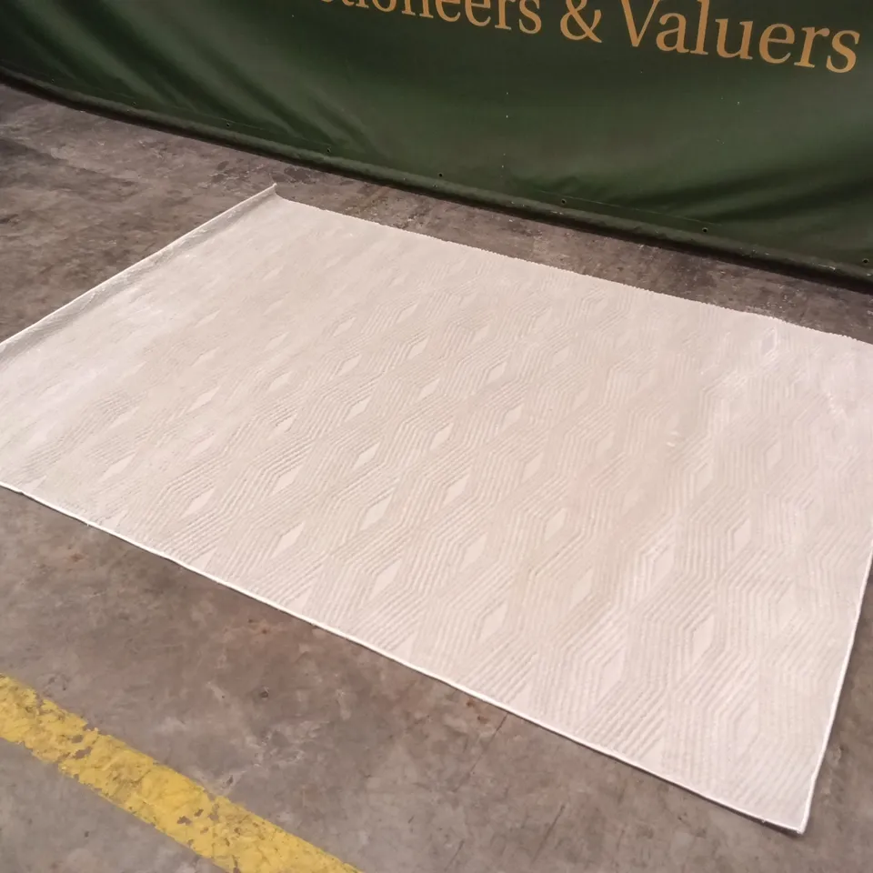 QUALITY DESIGNER AREA RUG - APPROXIMATELY 228CM X 160CM