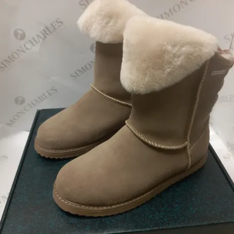 BOXED EMU AUSTRALIA CHAMPIGNON BOOTS - SIZE 5