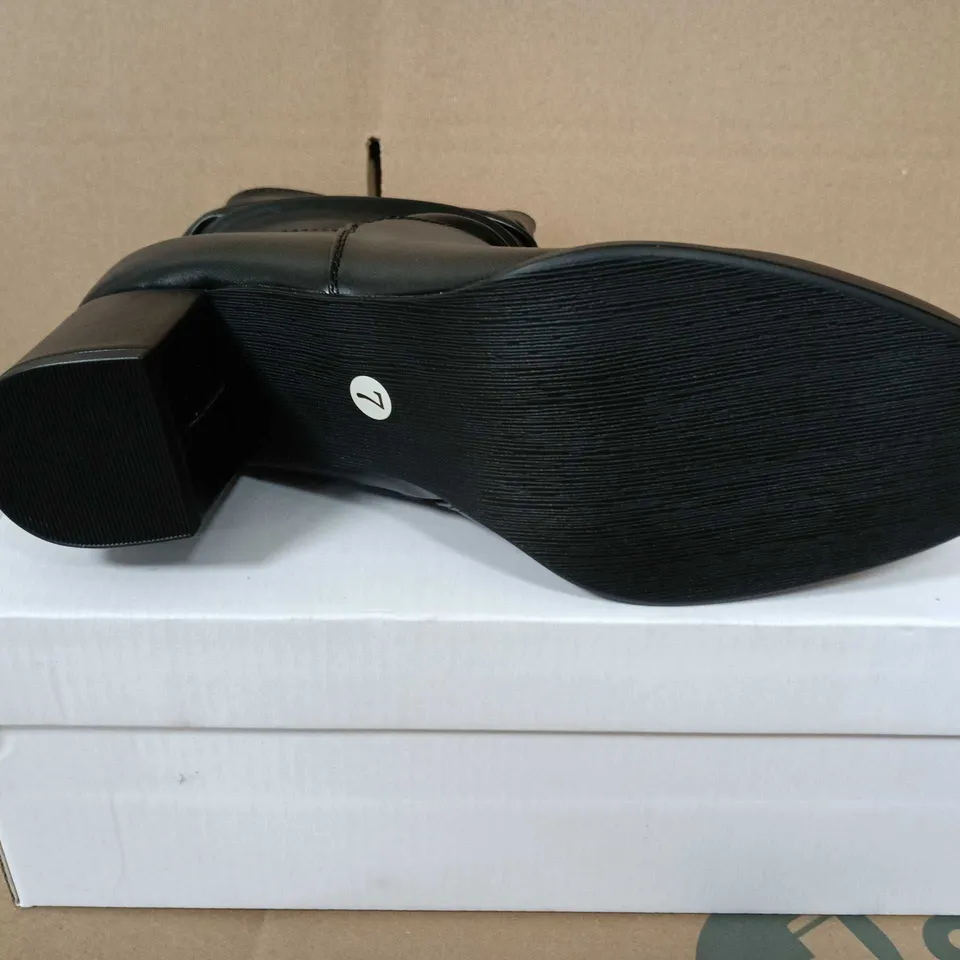 BOXED PAIR OF LOLITA BLACK LEATHER ANKLE BOOT – E. SHOES BY EMMA, UK SIZE 7