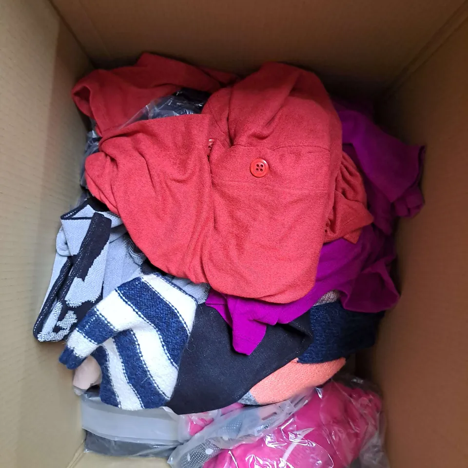 BOX OF APPROX 15 ASSORTED CLOTHING ITEMS TO INCLUDE - JUMPERS, CARDIGAN, SHIRT ETC