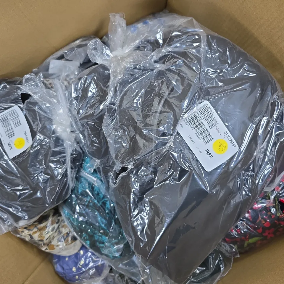 APPROXIMATELY 18 ASSORTED CLOTHING ITEMS IN VARIOUS SIZES, COLOURS & STYLES TO INCLUDE BRANDS SUCH AS KIM & CO, CENTIGRADE, YAS, ETC - COLLECTION ONLY