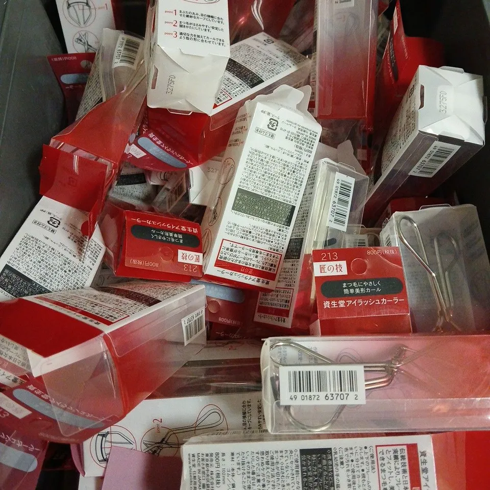APPROXIMATELY 20 EYELASH CURLERS