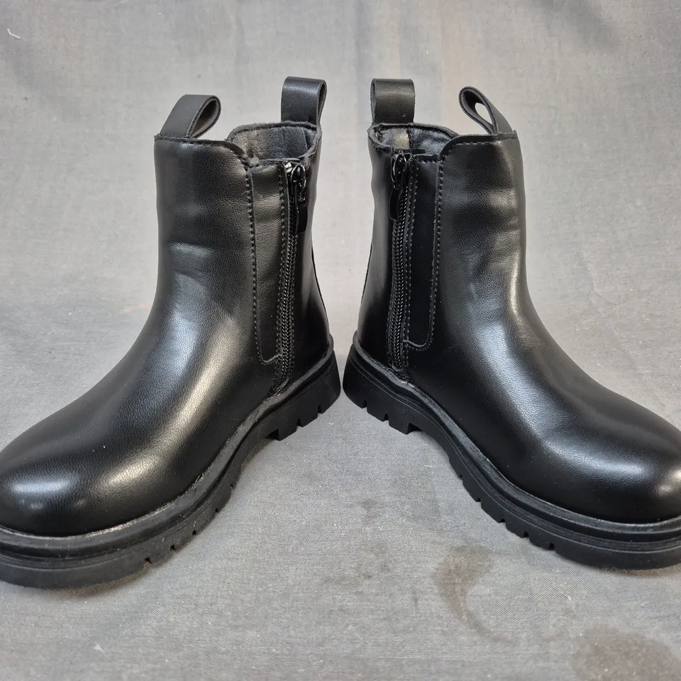 BOXED PAIR OF UNBRANDED KID'S ANKLE BOOTS IN BLACK EU SIZE 28