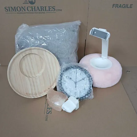 BOX OF APPROXIMATELY 10 ASSORTED ITEMS TO INCLUDE - GREY RUG - FLUFFY PINK PHONE HOLDER - SALT LAMP PLUG IN - ETC