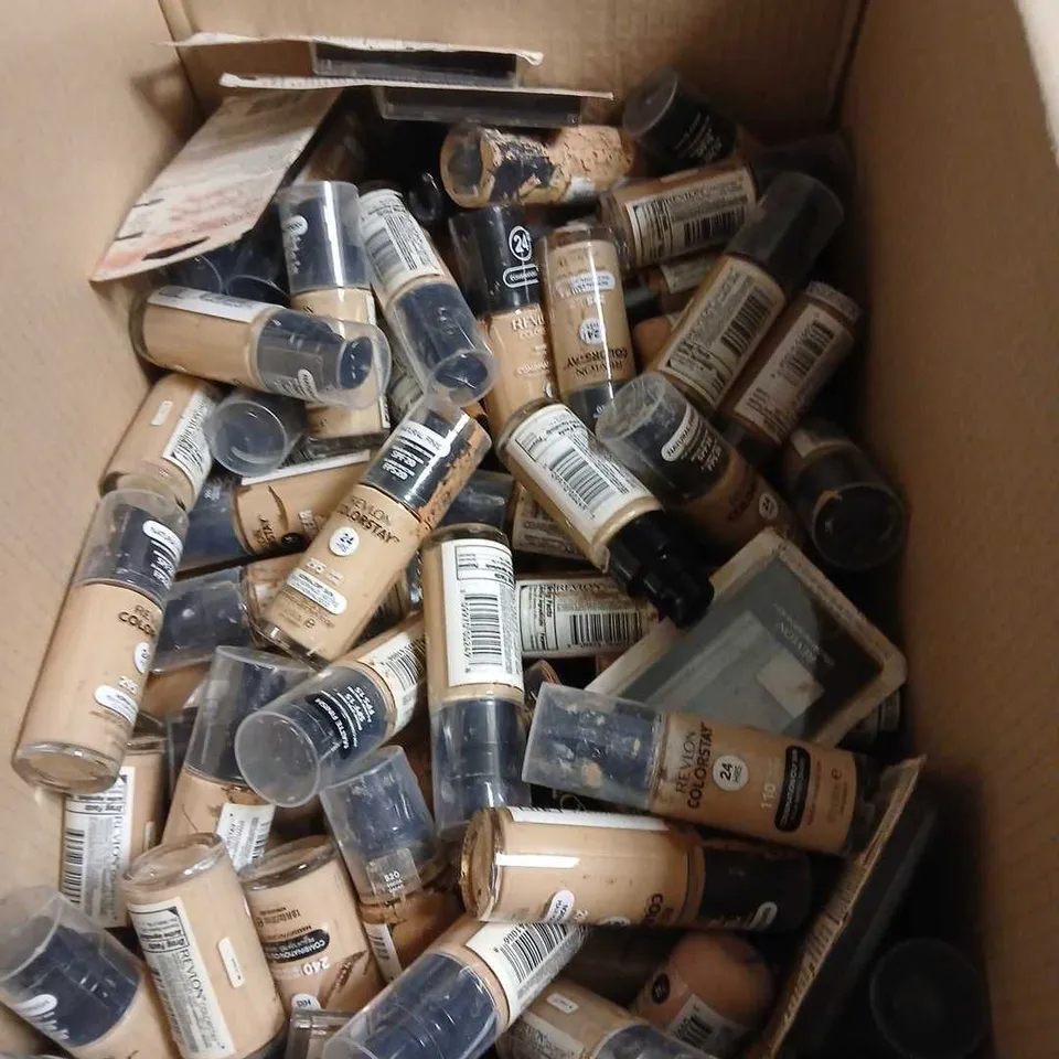 BOX OF APPROXIMATELY 60 REVLON COLORSTAY FOUNDATION – NATURAL FINISH SPF20, SHADE 295 DUNE (24 HR) – MULTIPLE BOTTLES IN BOX-SIGNS OF LEAKAGE 