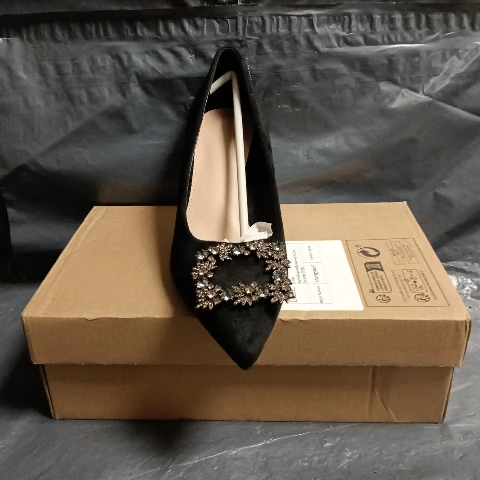 BOXED PAIR OF UNBRANDED POINTED TOE STILETTO HEEL SHOES IN BLACK SIZE EU 41