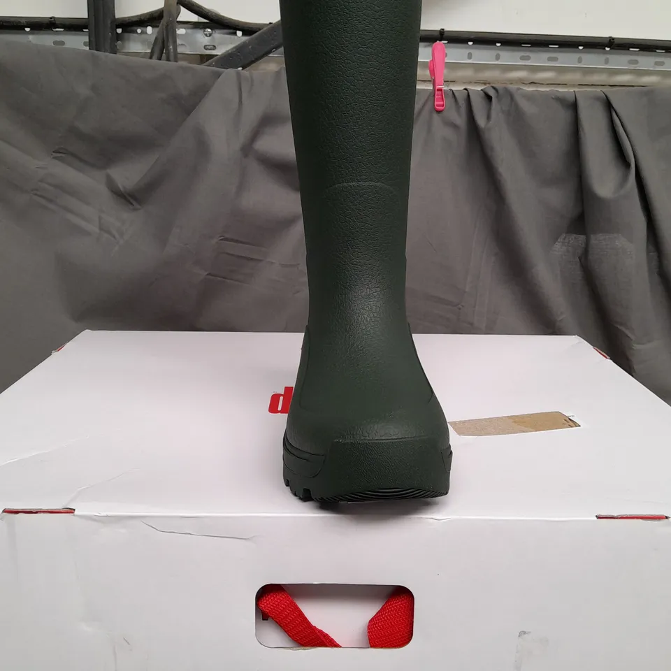 BOXED FITFLOP WONDERWELLY ATB HIGH PROFORMANCE TALL RAIN BOOTS IN DEEP GREEN - UK 4