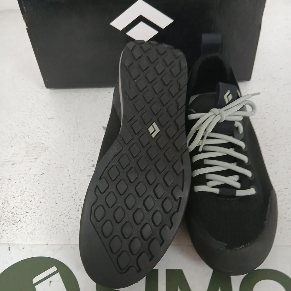 BLACK DIAMOND SESSION WOMEN'S BLACK SNEAKERS – BLACK FABRIC UPPER, GREY LACES