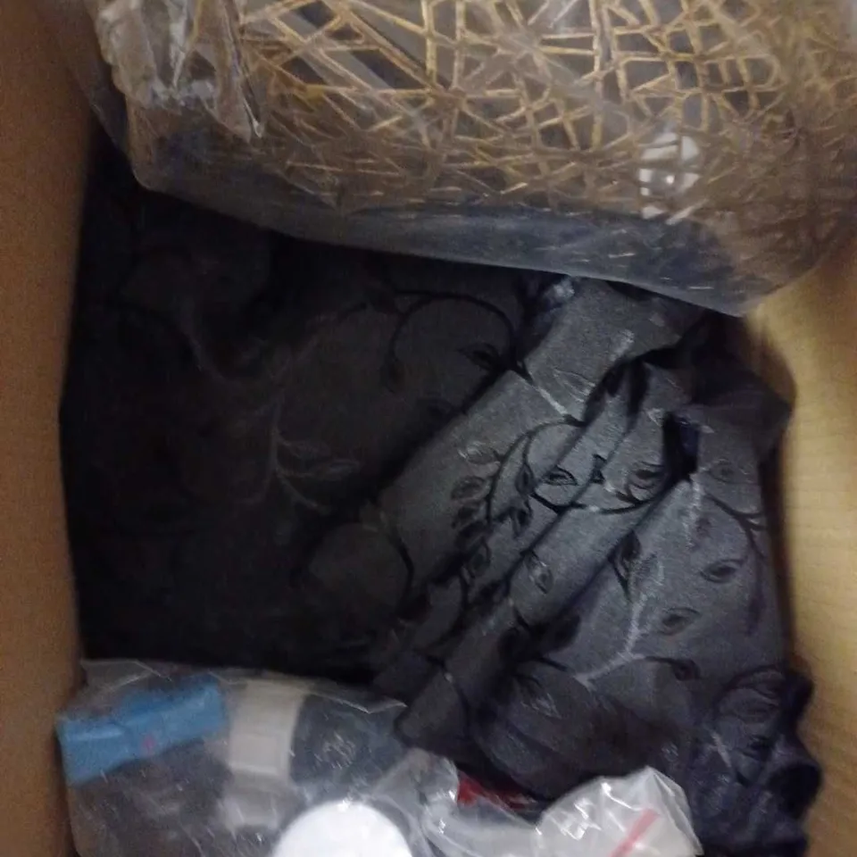 LOT OF APPROX 8 ASSORTED HOUSEHOLD ITEMS TO INCLUDE FIGGY WOOL YARNS, CAT TOY LASER, CHIGO LINT REMOVER, ETC 