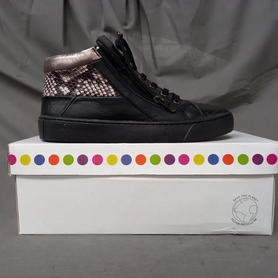 BOXED PAIR OF ADESSO LUNA ZIP TRAINERS IN BLACK SIZE 3