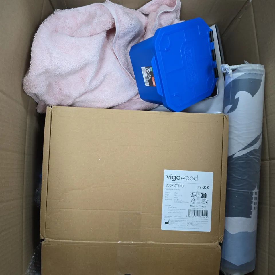 BOX OF APPROXIMATELY 15 ASSORTED HOUSEHOLD ITEMS TO INCLUDE BOOK STAND , BAIT TUB AND TOWELS