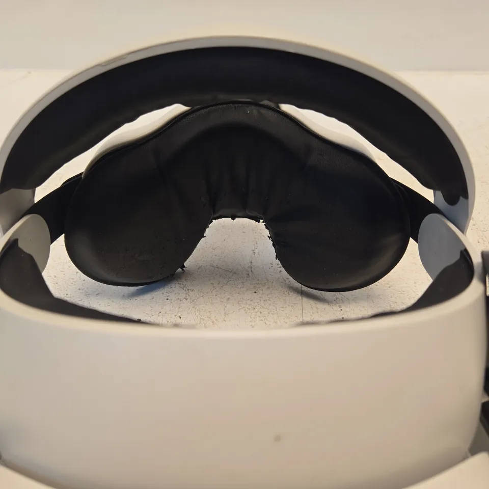 VIRTUAL REALITY HEADSET WITH CONTROLLERS – WHITE