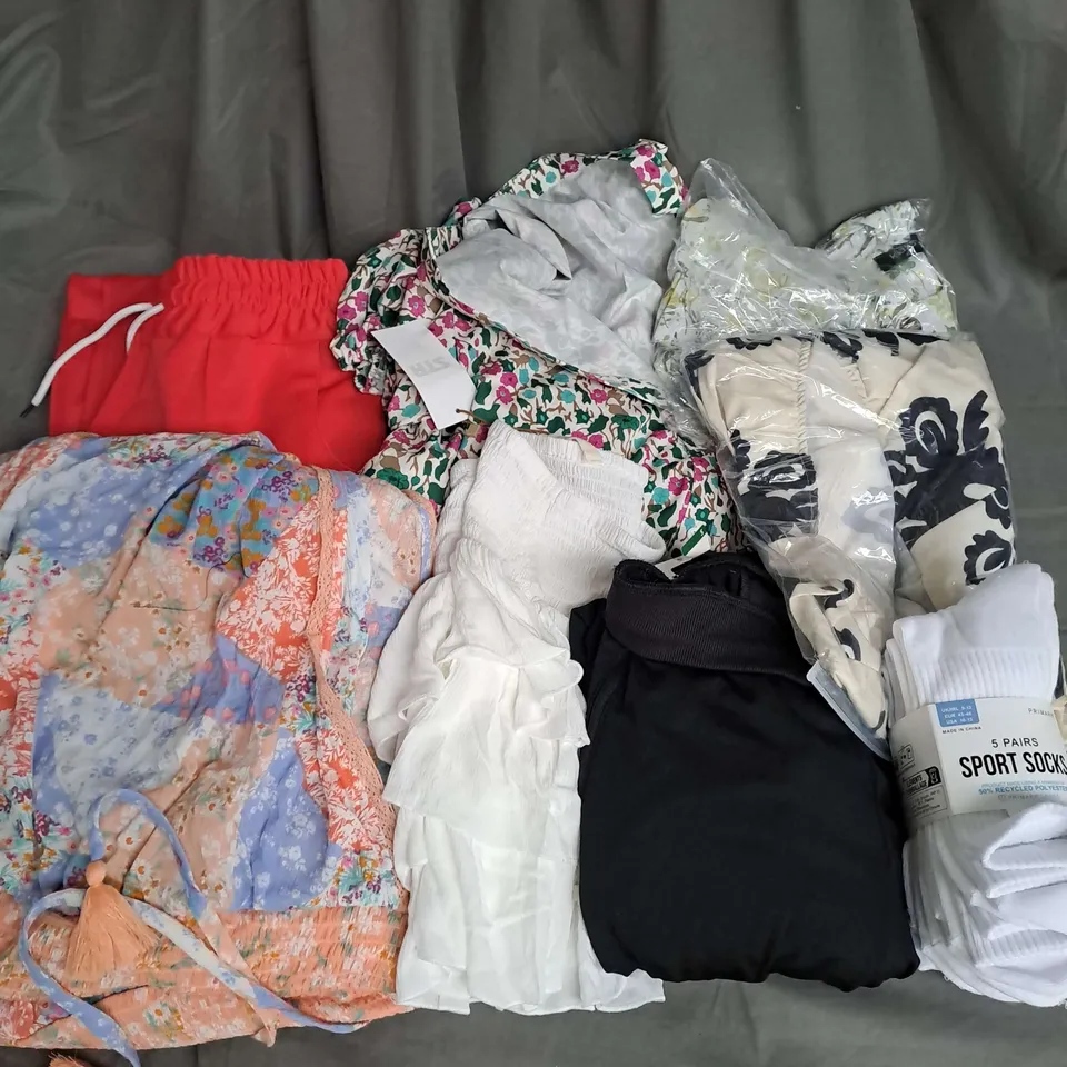 BOX OF APPROXIMATELY 25 ASSORTED CLOTHING ITEMS TO INCLUDE - DRESSES, SOCKS, TROUSERS ETC 