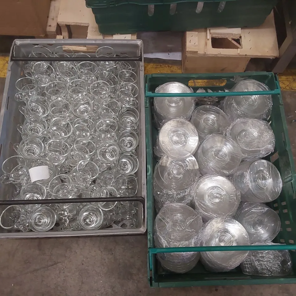 PALLET CONTAINING A VERY LARGE QUANTITY OF GLASS ESPRESSO CUPS AND GLASS SAUCERS