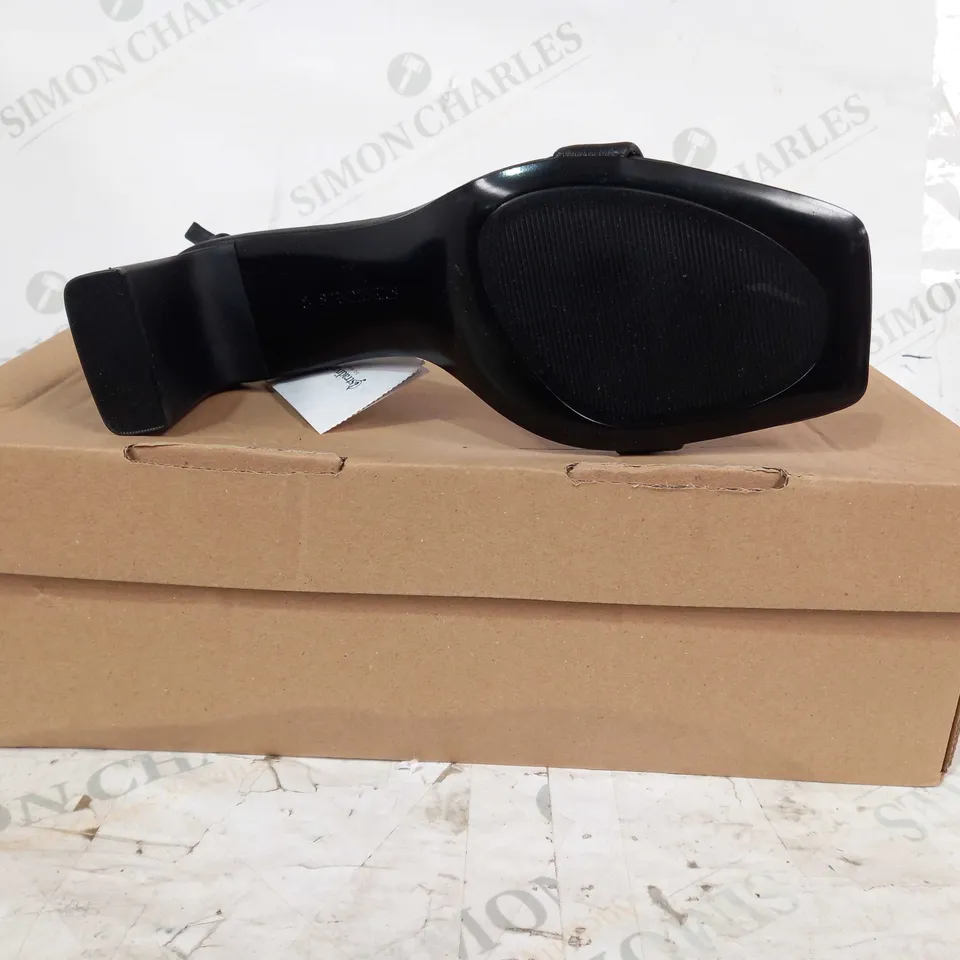 PAIR OF STRADIVARIUS STRAPPY HEELED SANDALS IN BLACK UK SIZE 7