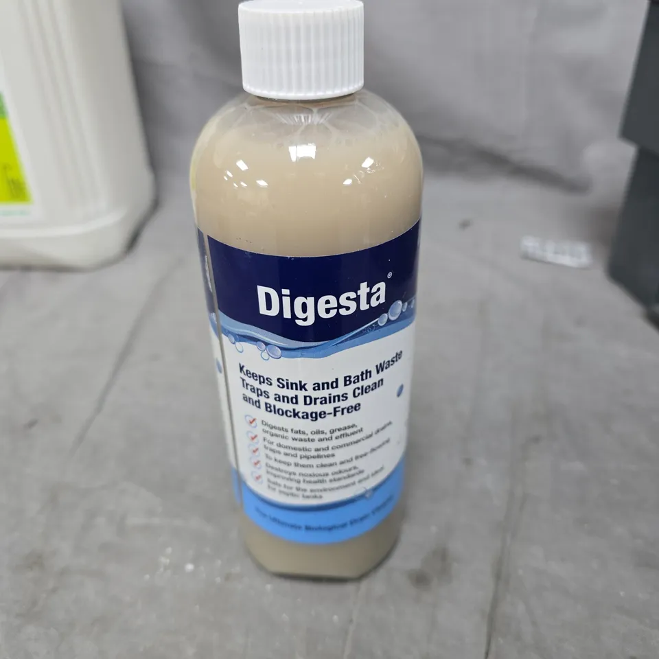 TOTE OF APPROXIMATELY 9 ASSORTED LIQUIDS TO INCLUDE: WASHING UP LIQUID AND DRAIN CLEANER