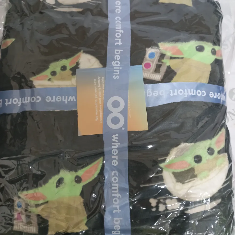 OODIE HOODED OVERSIZED BLANKET YODA