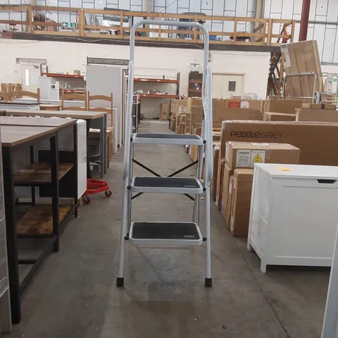 FOLDING STEP LADDER