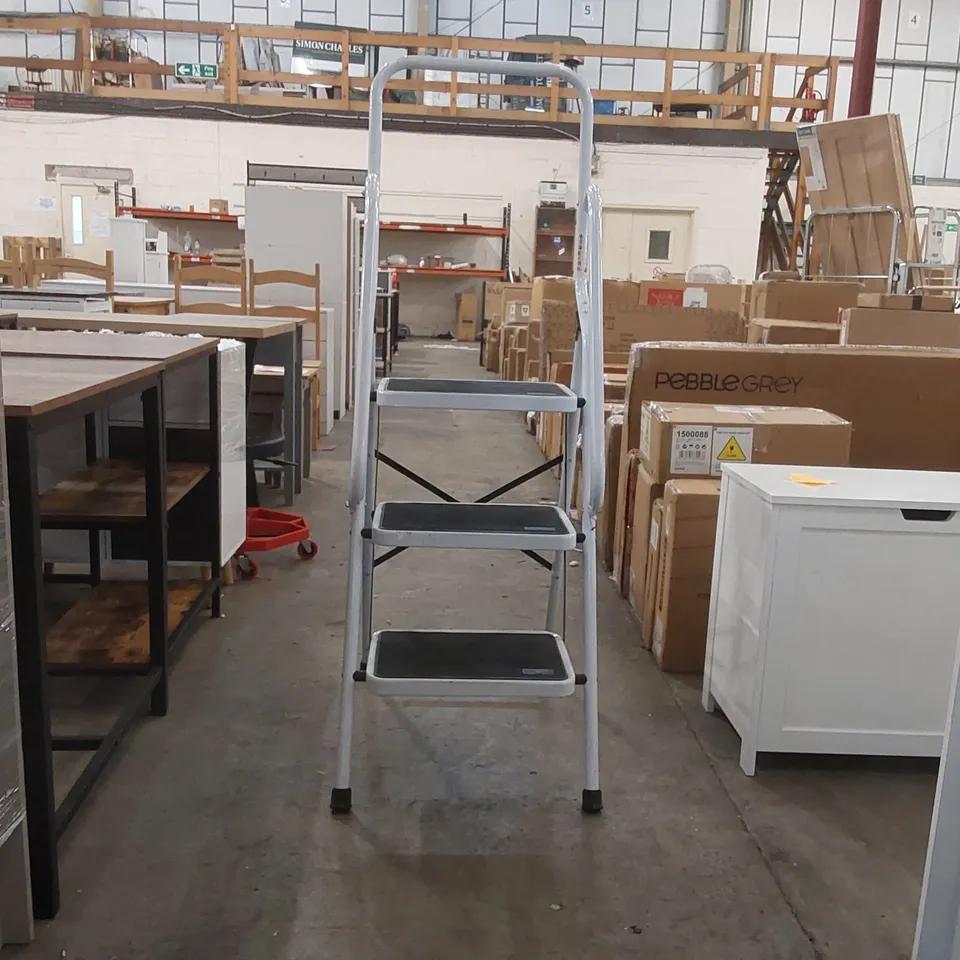 FOLDING STEP LADDER