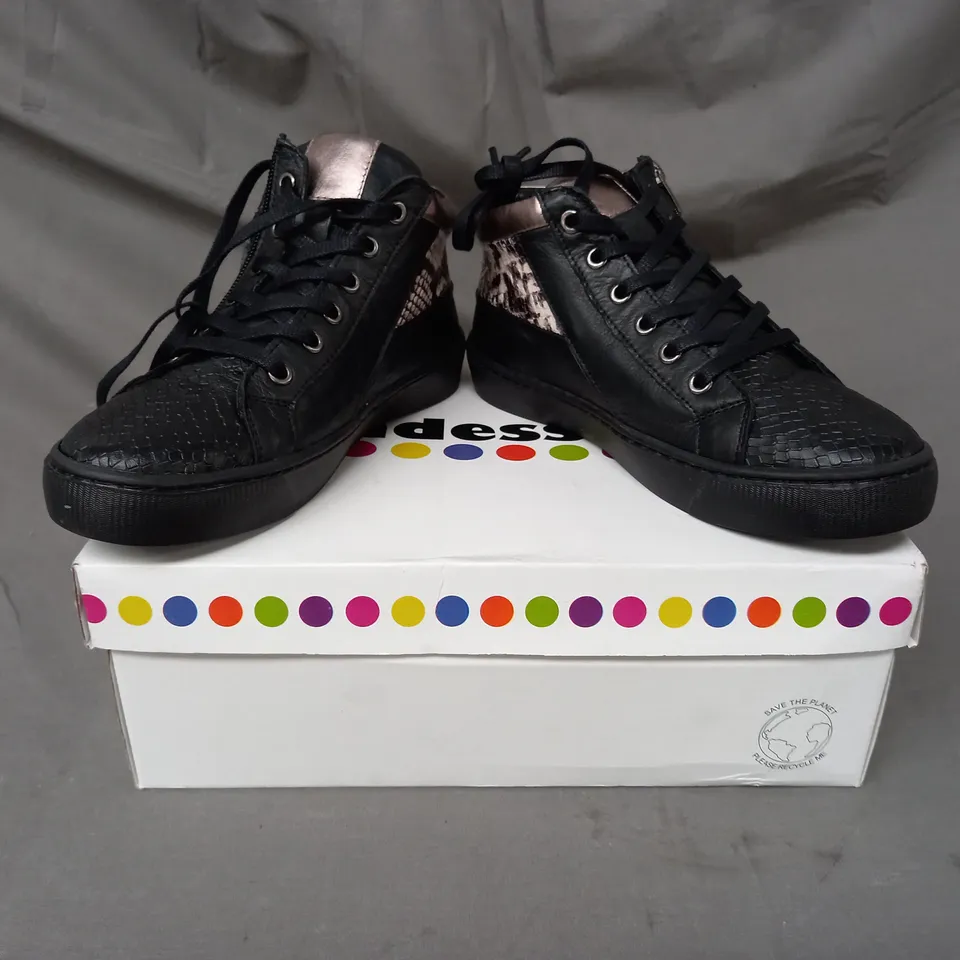 BOXED PAIR OF ADESSO LUNA ZIP TRAINERS IN BLACK SIZE 3