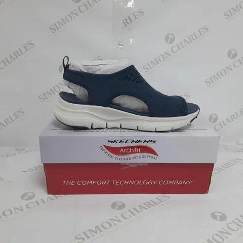 BOXED PAIR OF SKECHERS CITY CATCH SANDALS IN NAVY SIZE 5