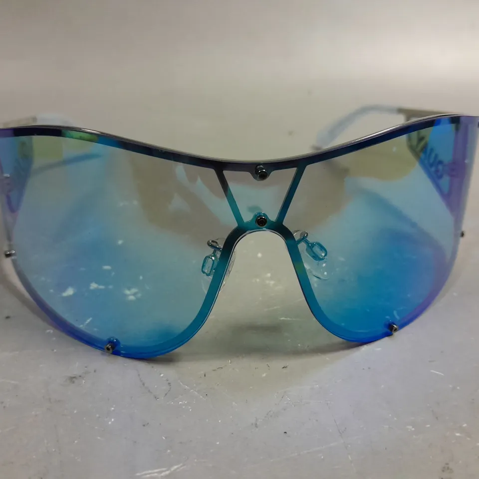 PAIR OF QUAY DIGITAL DAZE BLASSES IN CASE