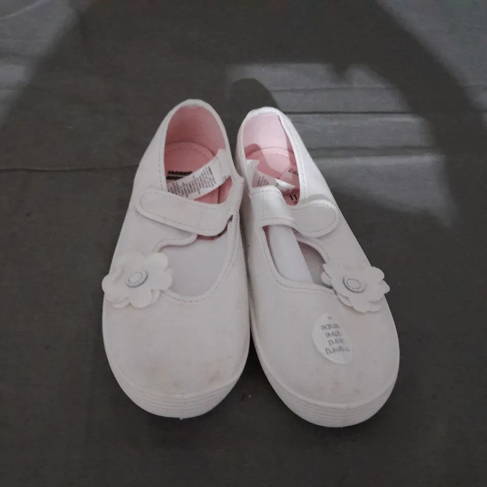 APPROXIMATELY 20 PAIRS OF KIDS PLIMSOLLS SIZE 11