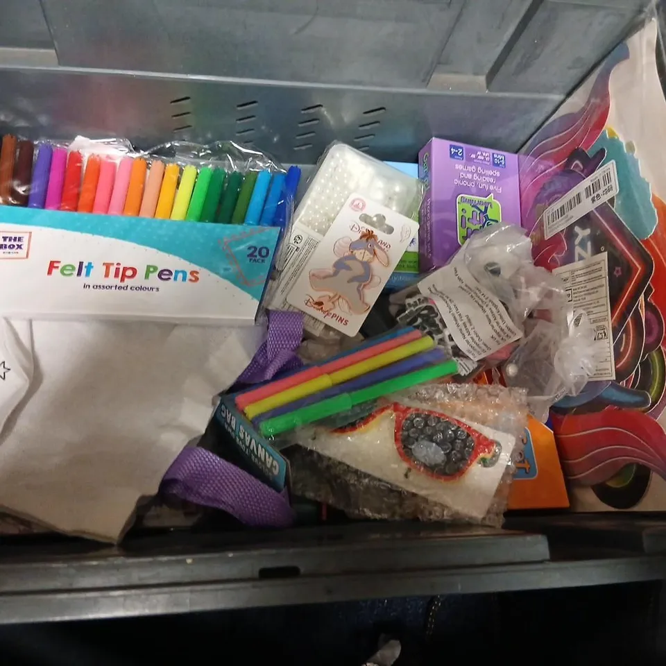 LARGE QUANTITY OF ASSORTED TOYS AND ACCESSORIES TO INCLUDE; THE BOX COLOURING PENCILS, COLOUR IN CREATIVE CRAFT KIT, LOOM BANDS KIT, GONK AND BARBIE DREAMTOPIA RAINBOW COVE PRINCESS