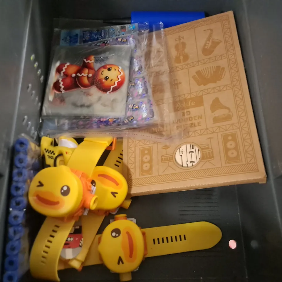 LOT OF APPROXIMATELY 15 ASSORTED TOYS AND GAMES TO INCLUDE PS3 CONTROLLER, BICYCLE FELTS AND ASSORTED STICKERS