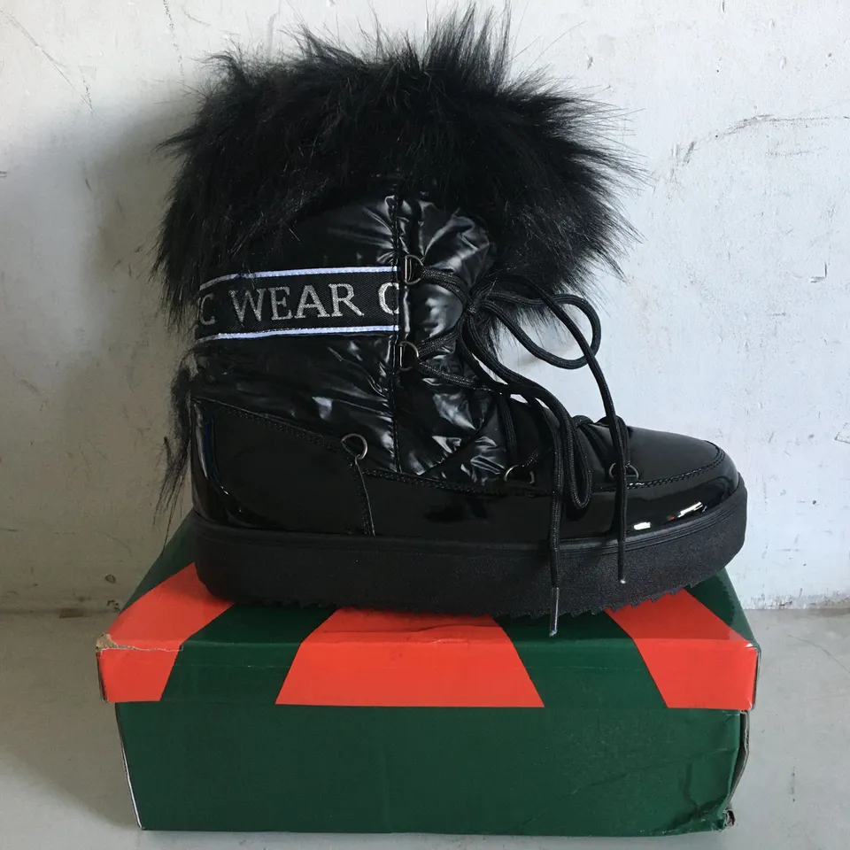 BOXED PAIR OF SIZE 39 MSMG BLACK FOOTWEAR