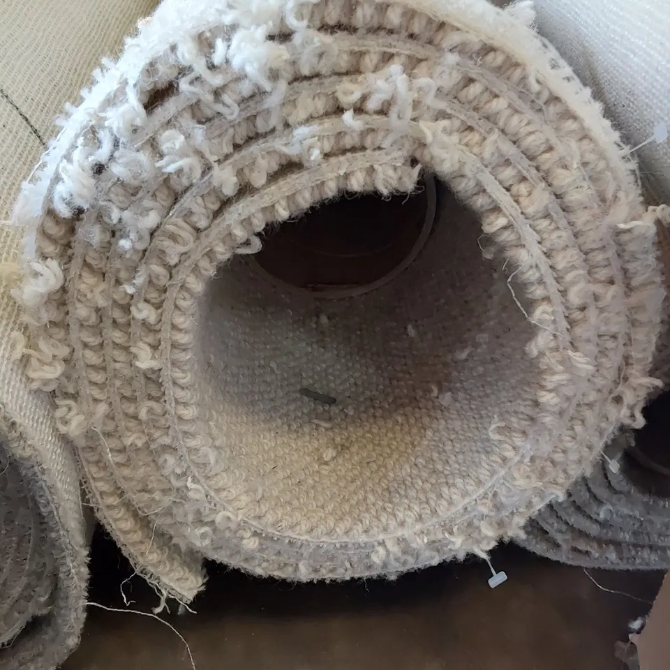 ROLL OF QUALITY CARPET APPROXIMATELY 