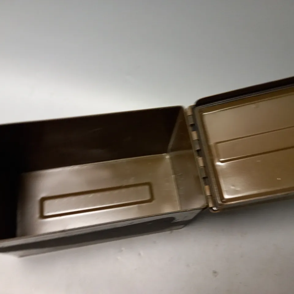 METAL STORAGE CASE WITH LEVERAGE CLASP