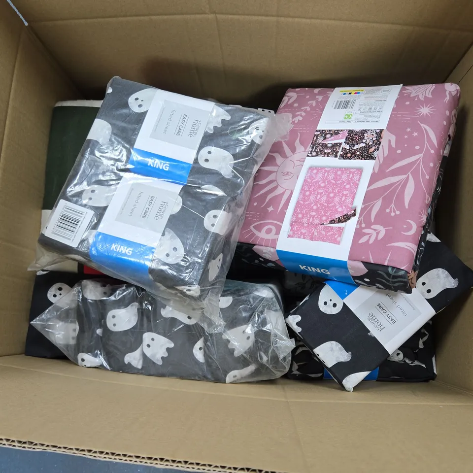 BOX OF APPROXIMATELY 12 ASSORTED BEDDING & SOFT FABRICS ITEMS TO INCLUDE - DUVET SET - FITTED SHEET ETC. 