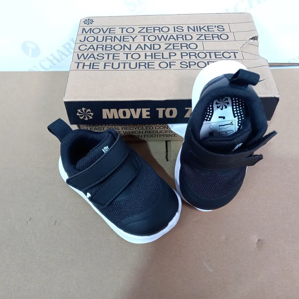 BOXED PAIR OF NIKE BLACK/WHITE TRAINERS SIZE 3.5 TODDLER