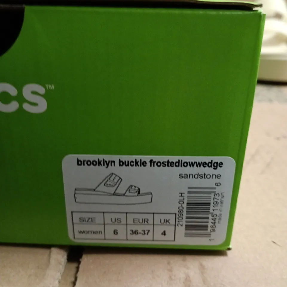 CROCS BROOKLYN BUCKLE FROSTED WEDGE SANDSTONE – WOMEN’S SANDALS, UK 4 (US 6)