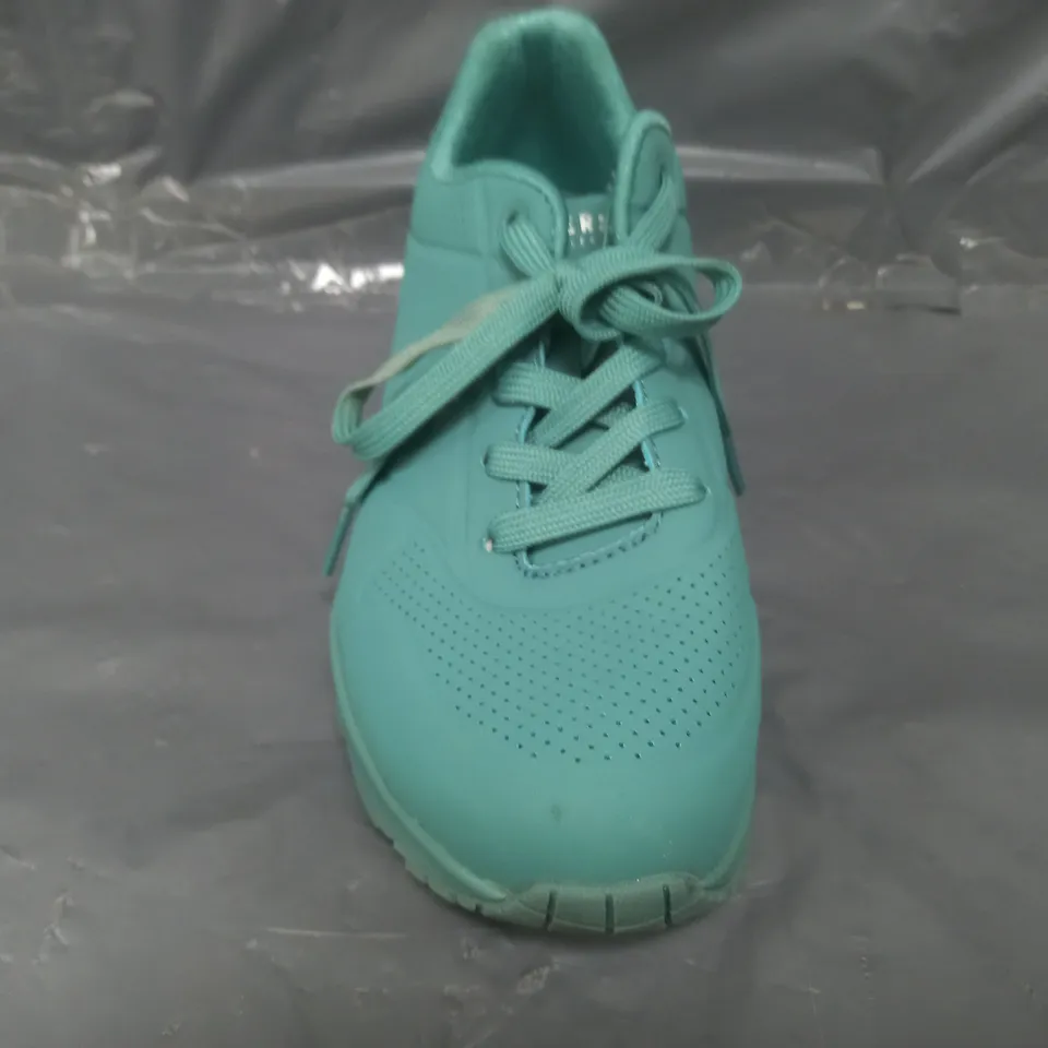 PAIR OF SKECHERS SHOES IN TEAL SIZE 4.5