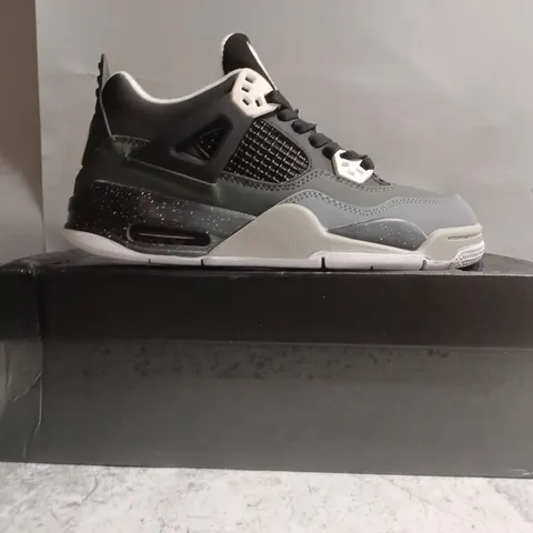 BOXED PAIR OF NIKE AIR JORDAN 4 RETRO SHOES IN BLACK/GREY SIZE UK 5.5