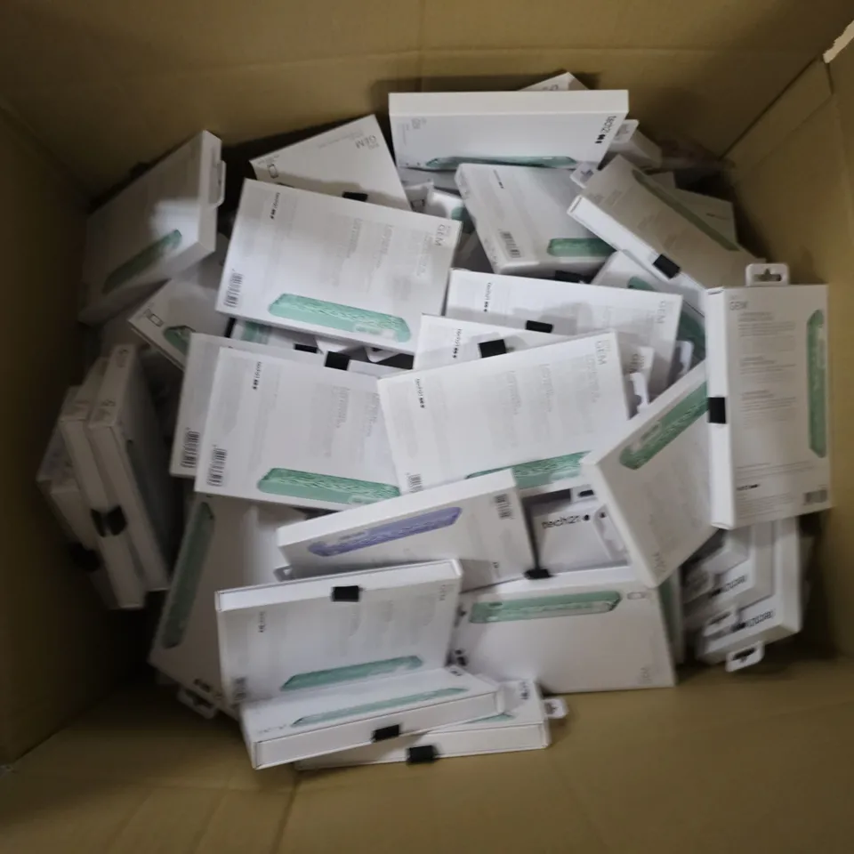 APPROXIMATELY 100 ASSORTED TECH21 PHONE CASES/SCREEN PROTECTORS IN VARIOUS SIZES, STYLES & MODELS TO INCLUDE EVOWALLET FOR GALAXY S10+, EVO GEM FOR IPHPNE 7, ETC - COLLECTION ONLY