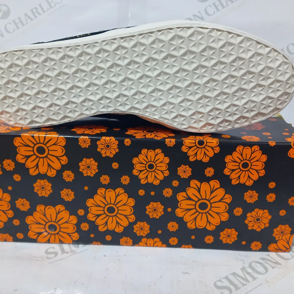 BOXED PAIR OF ADIDAS MEXICANA DOTD SHOES IN BLACK W. FLORAL DESIGN UK SIZE 9