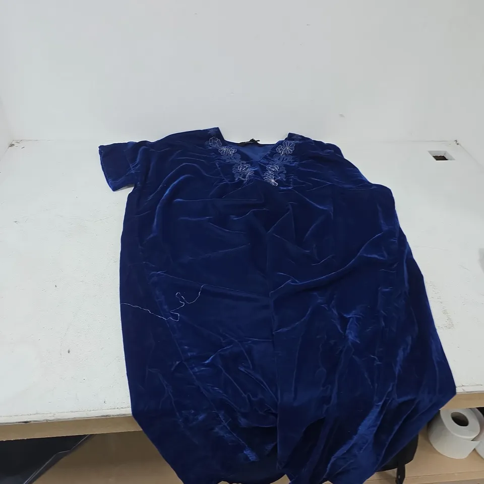 BOX OF APPROXIMATELY 35 ASSORTED CLOTHING ITEMS TO INCLUDE: TAMSY BLUE FLORAL DRESS