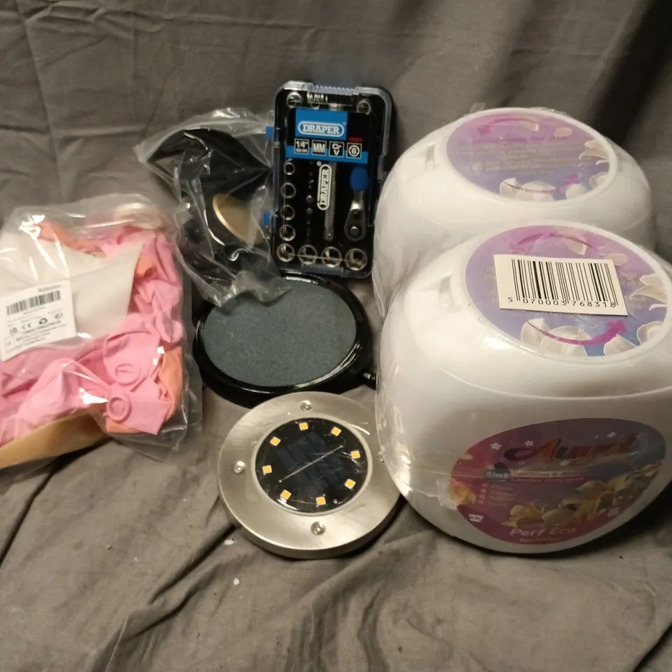 APPROXIMATELY 7 ASSORTED HOUSEHOLD ITEMS TO INCLUDE LAUNDRY DETERGENT, DRAPER SET, BALLOON ARCH, ETC
